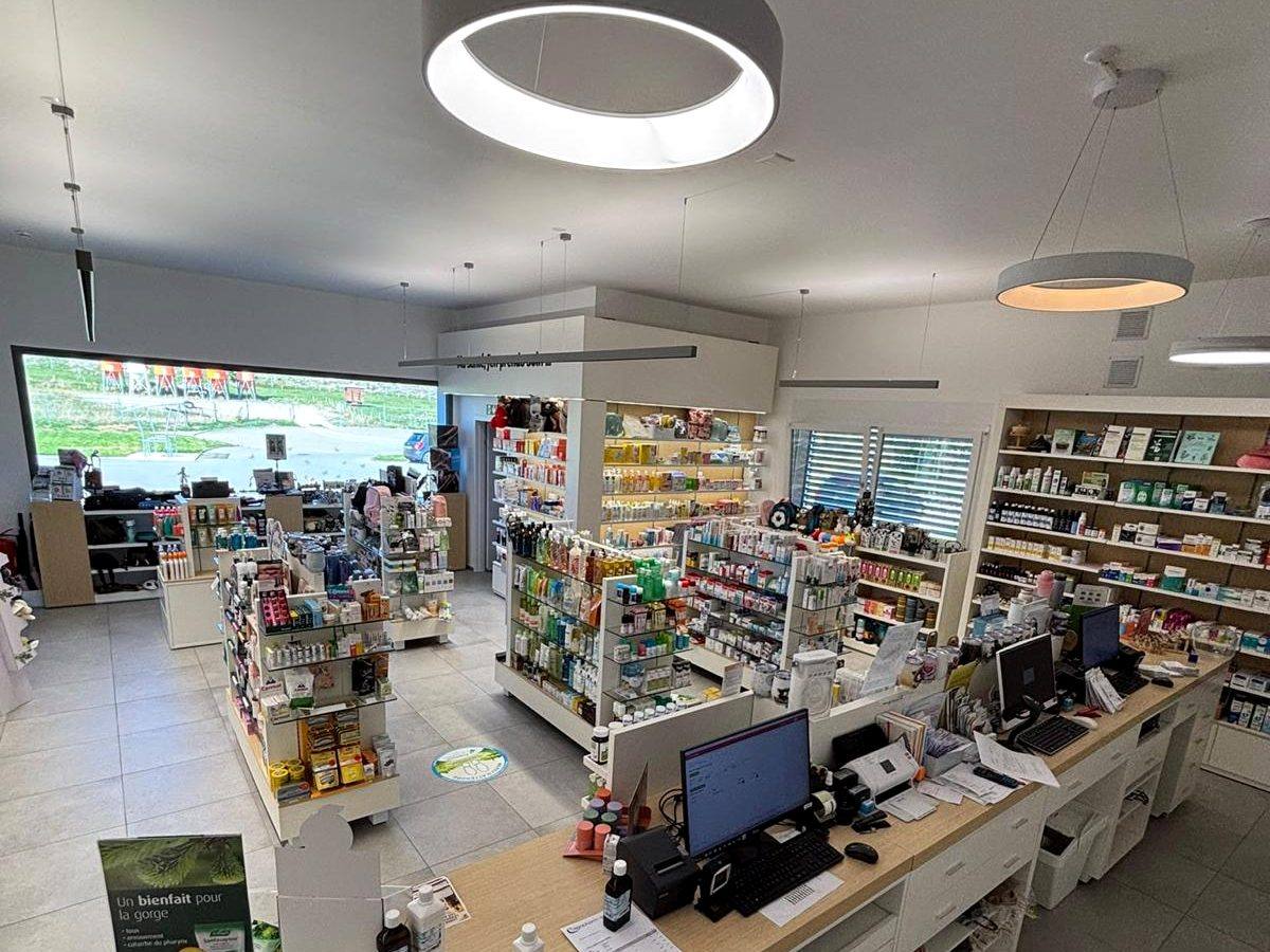 Le comptoir et l'espace de vente de la pharmacie