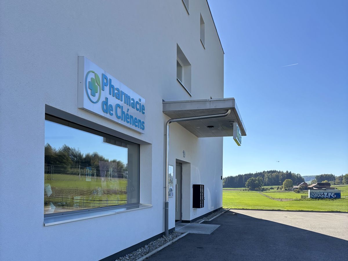 La façade de la Pharmacie de Chénens et son enseigne